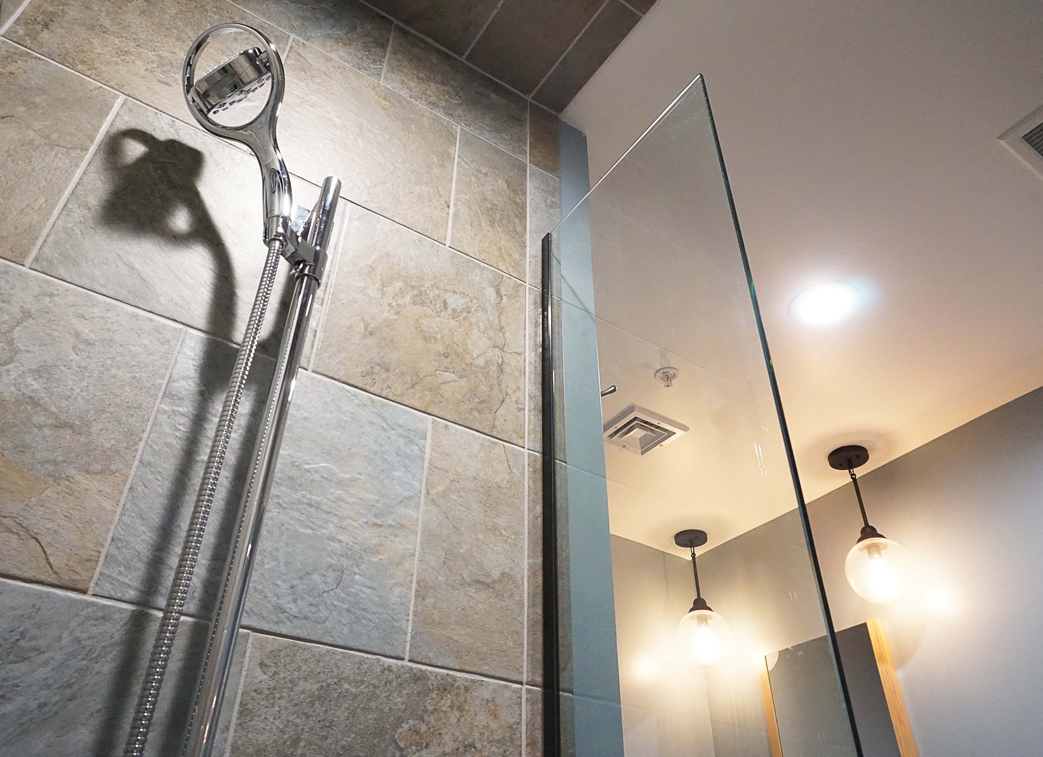 Onota Suite 303 - Bathroom